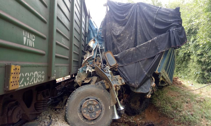 Hà Tĩnh: Va chạm với tàu hỏa, ô tô tải bị đâm nát đầu