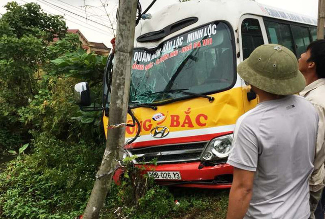 Xe buýt lao vào cột điện, hàng chục hành khách hoảng loạn