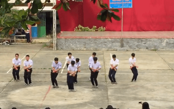 Video: 9 nam sinh nhảy dẻo như kẹo kéo mừng ngày 20/10