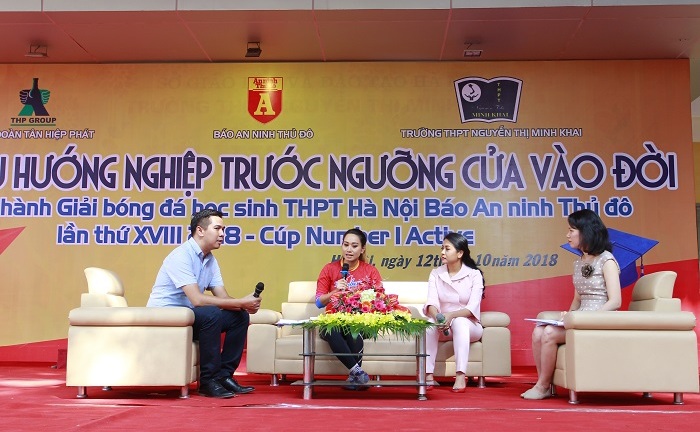 Giao lưu “Hướng nghiệp trước ngưỡng cửa vào đời” và đồng hành Giải bóng đá học sinh THPT