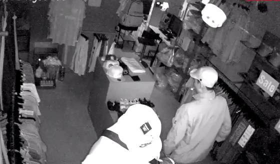 Video: Băng trộm đi ôtô ngang nhiên đột nhập shop quần áo khoắng đồ