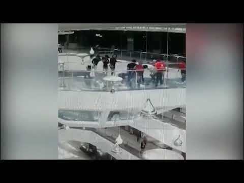 Video: Bước hụt, nữ nhân viên rơi xuống bể cá mập tại trung tâm mua sắm