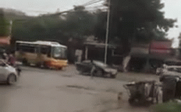 Video: Người đàn ông đứng giữa đường, dùng búa đập vào nhiều ôtô đang chạy