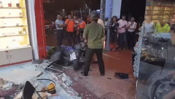Video: Hiện trường vụ ôtô tông xe máy, lao vào cửa hàng điện thoại ở Bắc Ninh