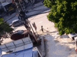 Tai nạn kinh hoàng: Người phụ nữ đang quét rác bất ngờ bị ôtô tông văng