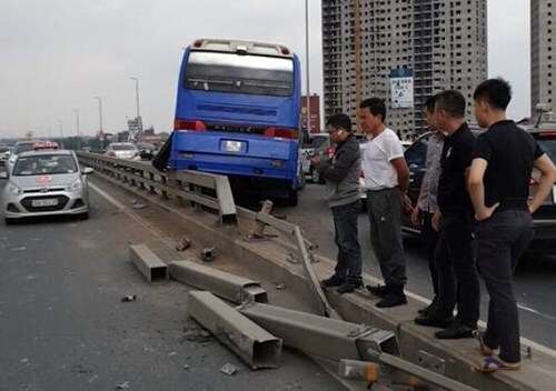 Hà Nội: Xe khách đâm vào dải phân cách cầu Nhật Tân, hàng chục người thoát chết