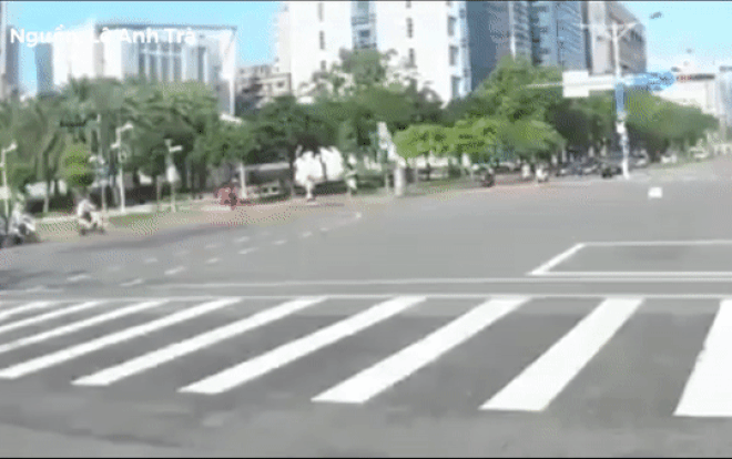 Video: Xe máy vượt đèn đỏ tông nát xe cố vượt đèn vàng