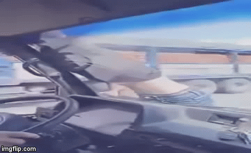 Video: Thanh niên đu bám trên đầu xe tải “xin đểu” khiến tài xế tái mặt