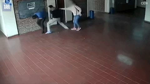 Bố tới trường hành hung thầy giáo vì nghi con gái 15 tuổi bị lạm dụng tình dục