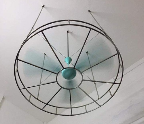 Sáng kiến gắn lồng sắt để chống quạt trần rơi vào đầu học sinh gây tranh cãi