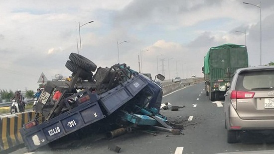 Hải Phòng: Tài xế xe cẩu văng ra khỏi cabin sau pha đánh lái né xe máy