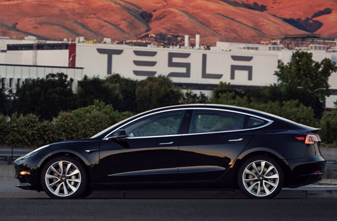 Nhờ mẫu Model 3, công ty xe điện của Elon Musk báo lãi kỷ lục