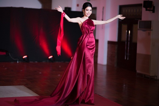 Huỳnh Vy tỏa sáng trong đêm thi tài năng Miss Tourism Queen Worldwide 2018
