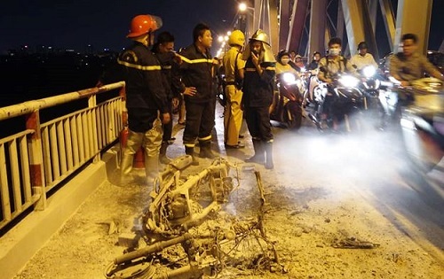 Xe máy bất ngờ bốc cháy ngùn ngụt, trơ khung trên cầu Chương Dương