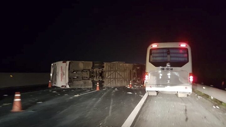 Lật xe khách 45 chỗ trên cao tốc Hà Nội-Hải Phòng, nhiều người nhập viện