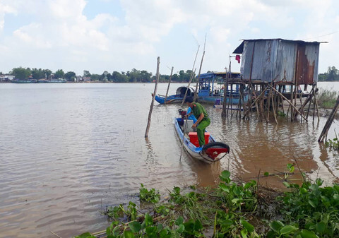 Chìm sà lan trên sông Hậu, 2 mẹ con tử vong