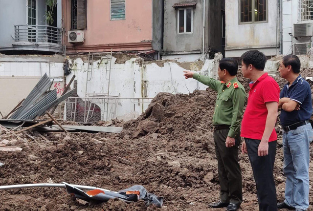 Vụ đổ tường gần hồ Hoàn Kiếm: Lực lượng cứu hộ cơ bản dọn xong hiện trường