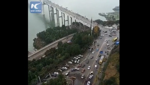 Trung Quốc: Xe buýt va chạm với ô tô, lao thẳng xuống sông Dương Tử