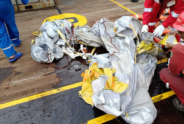 Tìm thấy các mảnh vỡ của xác máy bay Indonesia chở 188 người rơi xuống biển