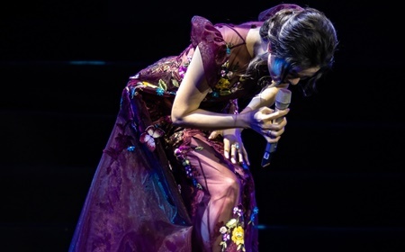 Lệ Quyên cúi đầu cảm ơn khán giả trong đêm nhạc ở Hà Nội