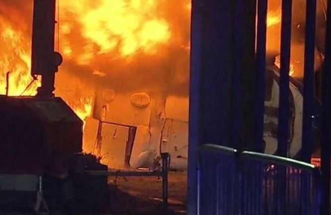 Khoảnh khắc trực thăng chở Chủ tịch Leicester mất kiểm soát lao xuống đất