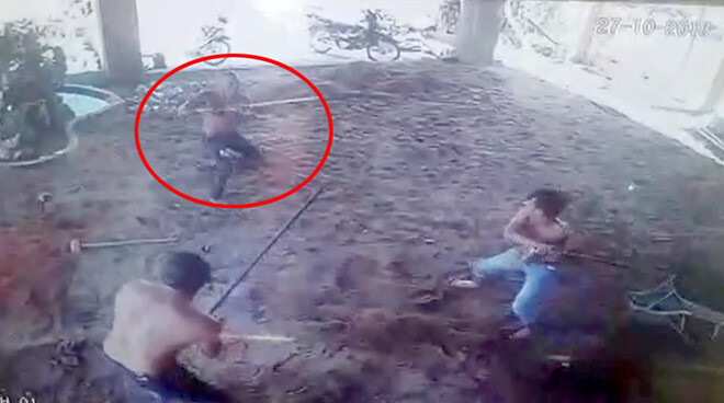Video: Con rể cầm mác xông vào nhà rượt chém bố vợ cũ