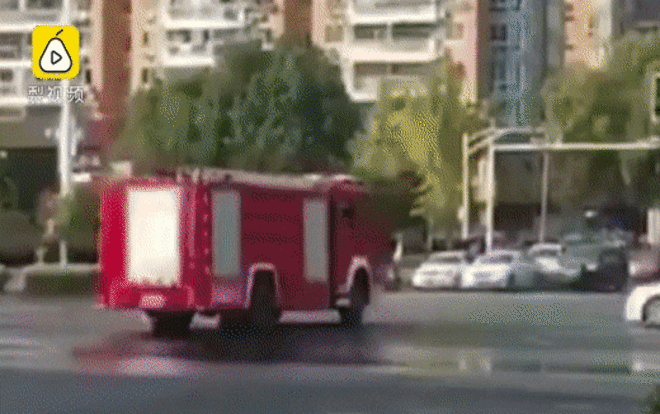 Video: Đâm trực diện vào xe cứu hỏa, ô tô con nát đầu