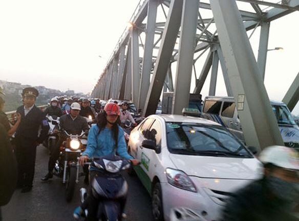 Sở GTVT Hà Nội lý giải nguyên nhân cho phép ô tô đi vào làn xe máy ở cầu Chương Dương