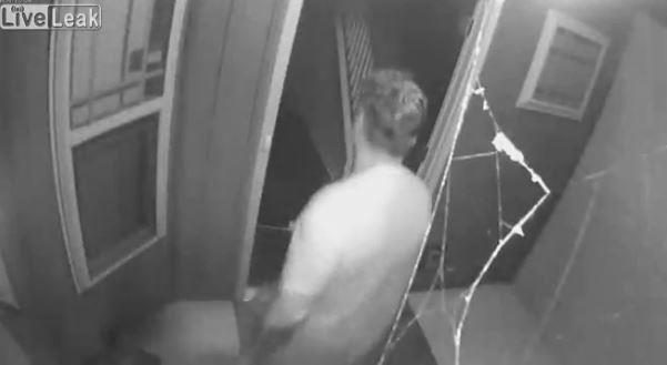 Video: Bị nữ chủ nhà cầm súng bắn, tên trộm bỏ chạy trối chết