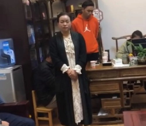 Pha nước vào sữa cho học sinh mẫu giáo, hiệu trưởng bị sa thải