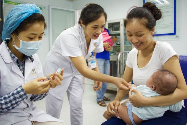 Bộ Y tế: Hầu hết các phản ứng sau tiêm là sưng, nóng, tấy đỏ thông thường