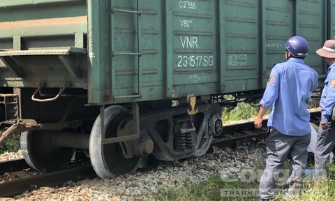 Quảng Ngãi: Đang lưu thông, tàu hỏa bất ngờ trật bánh khỏi đường ray