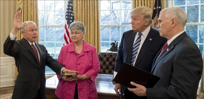 Yêu cầu điều trần khẩn cấp về vụ cách chức Bộ trưởng Tư pháp