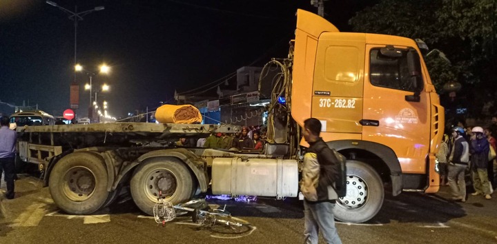 Đang đi xe đạp thì bị xe container cuốn vào gầm, 3 em nhỏ thương vong