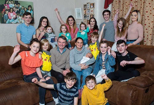 Cặp vợ chồng đông con nhất nước Anh chào đón em bé thứ 21 