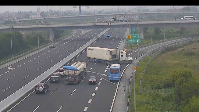 Video: Kinh hãi cảnh xe container quay đầu chạy ngược chiều giữa cao tốc 