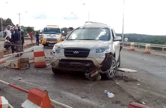 Ô tô 7 chỗ bị xe khách đâm biến dạng khi dừng mua vé BOT