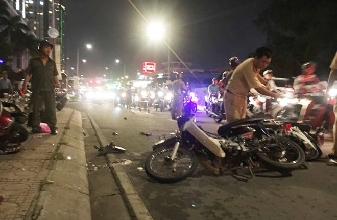 Xe 7 chỗ tông hàng loạt xe máy, cuốn nạn nhân vào gầm, tài xế bỏ trốn khỏi hiện trường