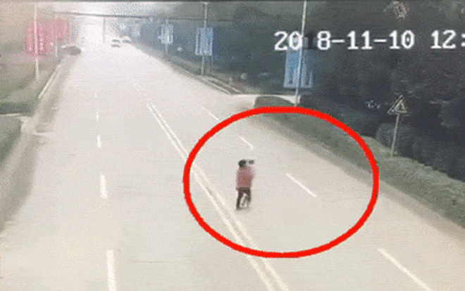 Video: Húc 2 bà cháu văng lộn vài vòng trên không trung, tài xế nhấn ga bỏ chạy