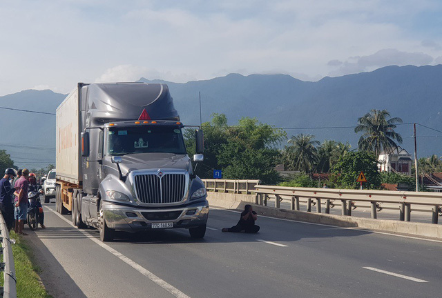 Video: Tài xế thót tim chứng kiến người phụ nữ quỳ lạy trên quốc lộ 1A