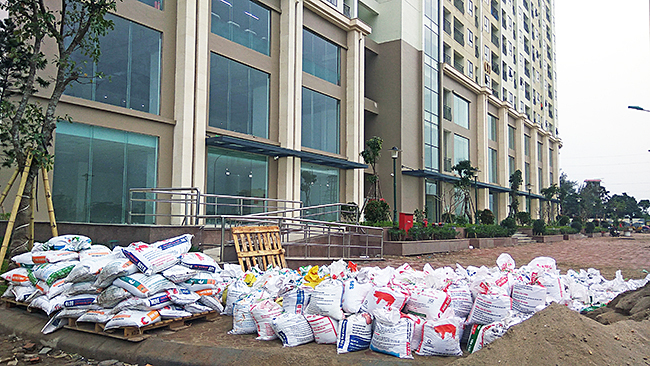 Dự án chung cư Gelexia Riverside: Ngổn ngang rác thải xây dựng, tranh cãi thiếu hụt diện tích