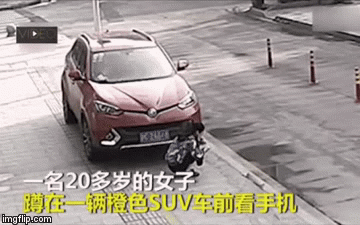 Video: Say mê nghịch điện thoại, cô gái bị ô tô chèn qua người suýt chết