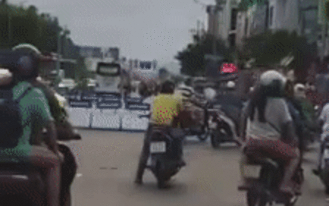 Video: Người đàn ông đứng giữa đường 