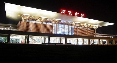 Cô gái Trung Quốc suýt bị tàu hỏa cán qua vì ‘đùa với bạn trai’