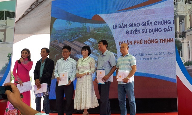 Phú Hồng Thịnh trao sổ hồng, gửi niềm tin