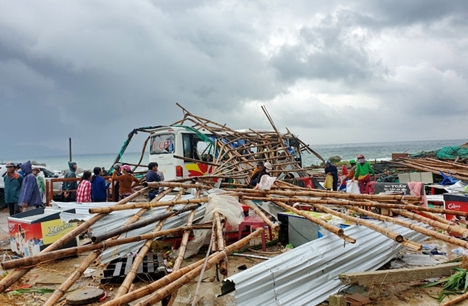 Lốc xoáy kinh hoàng ở Gành Đá Đĩa, 13 du khách bị thương