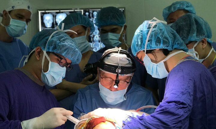 Chuyên gia đầu ngành Vương quốc Anh phối hợp BV Việt Đức vi phẫu cho bệnh nhân 