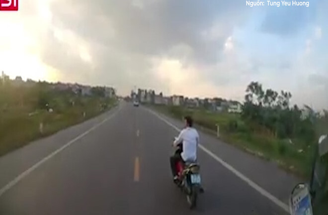 Thanh niên không đội mũ bảo hiểm, liều lĩnh đánh võng trước mũi ô tô