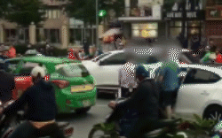 Video: Tài xế taxi và lái xe Mazda dừng xe giữa đường đánh nhau chảy máu mắt