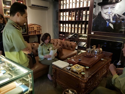 Hà Nội: Kiểm tra đột xuất 4 cửa hàng Cigar, thu giữ nhiều sản phẩm sai quy định